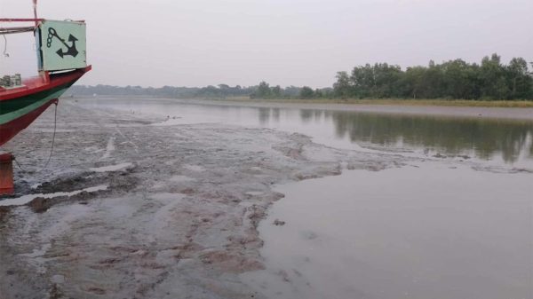 বরিশালের নদীতে ভয়াবহ নাব্য সংকট: লঞ্চ চলাচলে চরম ঝুঁকি - বরিশাল