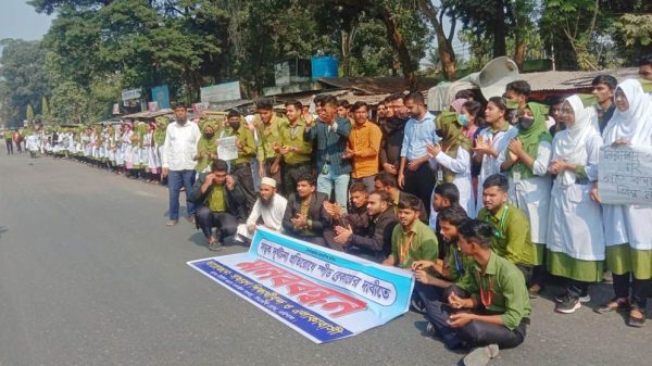 বরিশালে মহাসড়কে মাঝে থাকা পার্ক উচ্ছেদের দাবিতে মানবন - বরিশাল