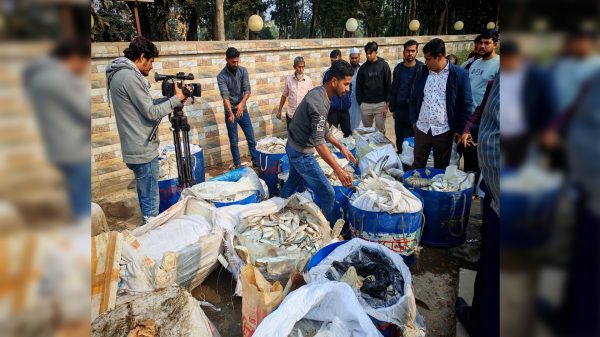বরিশালে সেনাবাহিনীর অভিযানে যাত্রীবাহী বাস থেকে ৬৪ মন অবৈধ জাটকা জব্দ