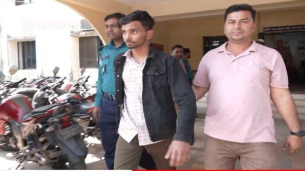 বরিশালে হানি ট্র্যাপে পড়ে পুলিশের হাতে আটক মোবাইল চোর