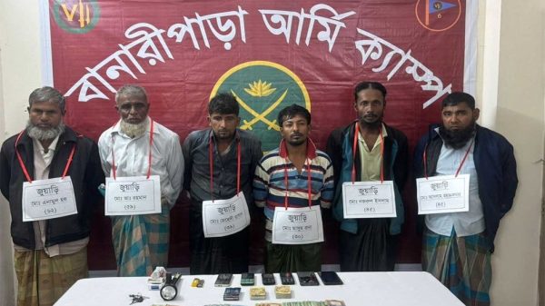 বরিশালে সেনাবাহিনীর অভিযানে ৬ জুয়ারী আটক
