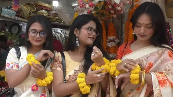 বরিশালে পহেলা ফাল্গুন ও ভালোবাসা দিবসে ফুলের দোকানগুলোতে উৎসবমুখর ভিড়