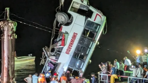 পদ্মা নদীতে ভয়াবহ বাস দুর্ঘটনা