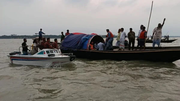 বরিশালে ঝড়ে নৌকাডুবি, বাবা-ছেলেসহ তিনজন নিখোঁজ