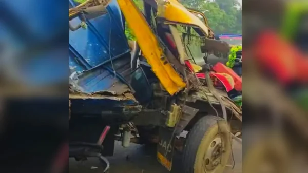 বরিশাল-ঢাকা মহাসড়কে দুই ট্রাকের মুখোমুখি সংঘর্ষ