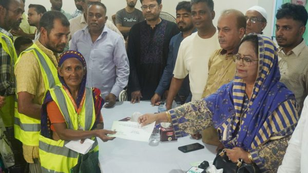 বরিশালে পরিচ্ছন্নতাকর্মীদের মাঝে তারেক রহমানের ঈদ উপহার বিতরণ