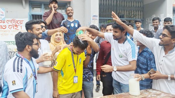 বরিশালে বান্ধবীর অনুরোধে ব্রাজিল ছেড়ে আর্জেন্টিনা, দুধ দিয়ে গোসল করে ‘দলবদল’