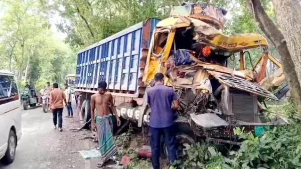 ঢাকা-বরিশাল মহাসড়কে ট্রাক দুর্ঘটনা: নিহত ১, আহত ৪