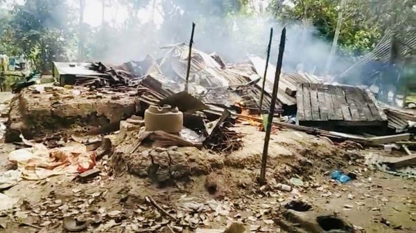বরিশালে অটোচালক হত্যা: অভিযুক্তদের বাড়িতে আগুন দিল বিক্ষুব্ধ জনতা