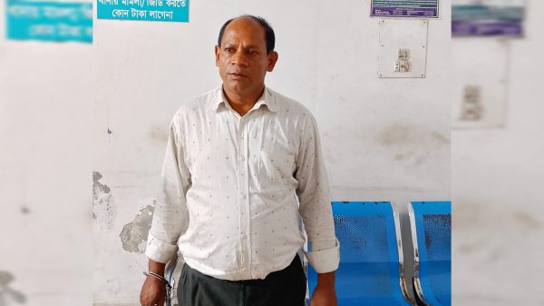 বরিশালে ফার্মেসিতে অভিযান, নিষিদ্ধ ইনজেকশনসহ ব্যবসায়ী গ্রেপ্তার
