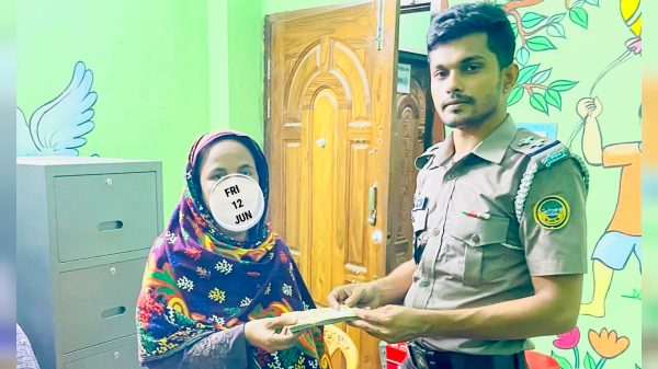 ভুল নম্বরে পাঠানো টাকা উদ্ধার করে মালিককে ফেরত দিল কাউনিয়া থানা পুলিশ