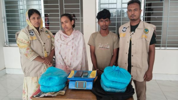 বরিশালে ডিবির অভিযানে ৫ কেজি গাঁজাসহ আটক ২