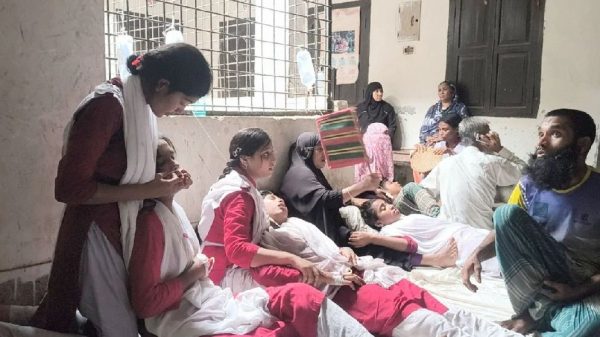 বরিশালে সহপাঠীর বডি স্প্রের ঘ্রাণে ১৫ শিক্ষার্থী হাসপাতালে