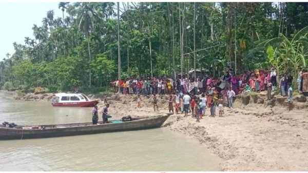 বরিশালে লঞ্চের ছাদ থেকে নদীতে পড়ে কিশোর নিখোঁজ