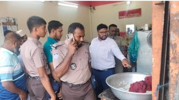 বরিশালে অস্বাস্থ্যকর পরিবেশে খাবার প্রস্তুতের দায়ে ৪ প্রতিষ্ঠানকে জরিমানা