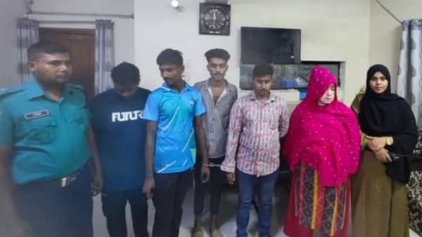 বরিশালে মাদকবিরোধী অভিযানে স্ত্রী-ছেলেসহ ৫ জন গ্রেপ্তার, তবে পালিয়ে গেলো ‘গাঁজা রফিক’