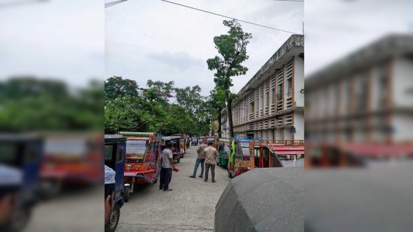 বরিশালে দ্বিগুণ ভাড়ার অভিযোগে শতাধিক থ্রি-হুইলার আটকে দিলেন শিক্ষার্থীরা