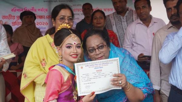 প্রাথমিক শিক্ষা পদক প্রতিযোগিতায় বরিশাল বিভাগীয় পুরস্কার বিতরণ করলেন নগর প্রশাসক