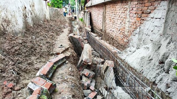 বরিশালে ড্রেন নির্মাণকাজে দেয়াল ধস, চাপা পড়ে শ্রমিক নিহত