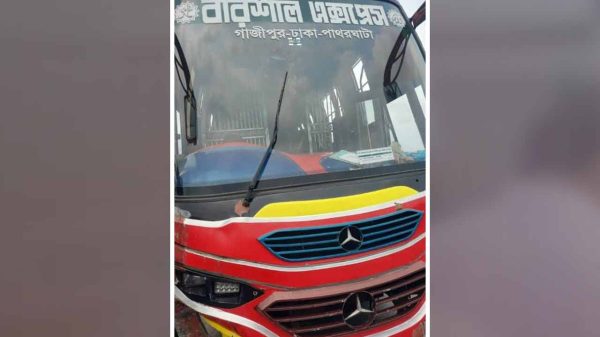 বরিশালে বাস-মাহেন্দ্রার মুখোমুখি সংঘর্ষে নারী নিহত