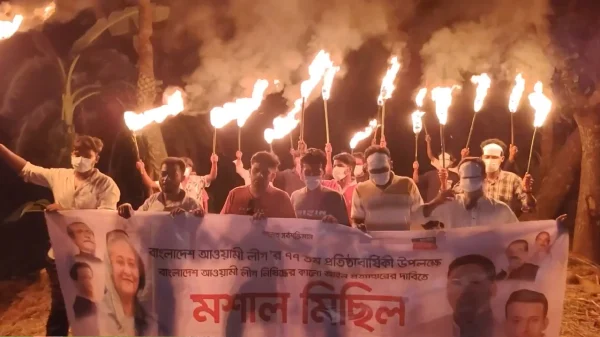 বরিশালে নিষিদ্ধ ছাত্রলীগ নেতাকর্মীদের মশাল মিছিল