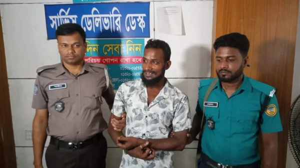 বরিশাল কোতোয়ালি মডেল থানার বিশেষ অভিযানে দেশীয় অস্ত্রসহ ‘কালা মাসুদ’ আটক