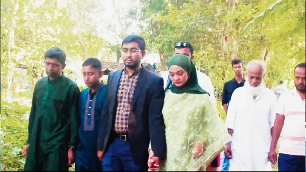 মালয়েশিয়ান স্ত্রীকে নিয়ে দুই বছর পর বরিশালের বাড়িতে প্রবাসী