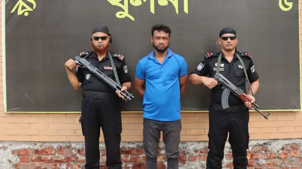 র‌্যাবের অভিযান ট্রিপল মার্ডার মামলার প্রধান আসামি বরিশাল থেকে গ্রেপ্তার