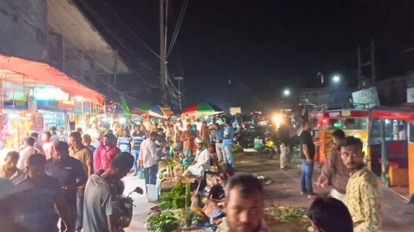 বরিশাল চৌমাথা বাজারের সামনে মহাসড়ক দখল, বাড়ছে যানজট