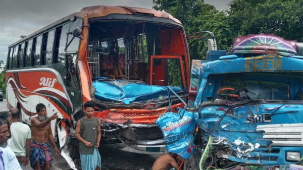 বরিশাল-ঢাকা মহাসড়কে বাস-ট্রাকের মুখোমুখি সংঘর্ষ, আহত ৭