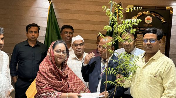 বরিশাল সিটি করপোরেশনকে ৫ হাজার গাছের চারা হস্তান্তর
