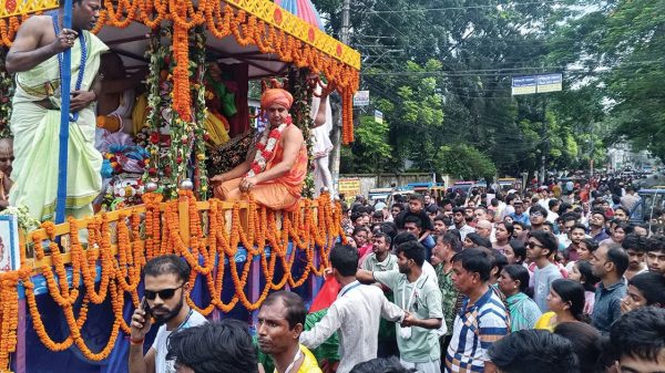 বরিশালে বর্ণাঢ্য আয়োজন ও উৎসবমুখর পরিবেশে  রথযাত্রা অনুষ্ঠিত