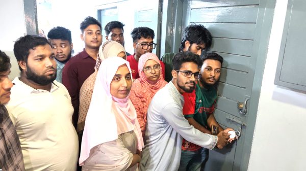 বরিশালের নবনিযুক্ত সিভিল সার্জনের কক্ষে তালা, অপসারণের দাবিতে বিক্ষোভ