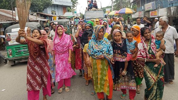 বরিশালে রেস্টুরেন্টে হামলার ঘটনার বিচার দাবিতে নারীদের ঝাড়ু মিছিল