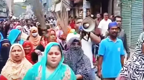 বরিশালে সদর উপজেলা বিএনপির আহ্বায়ক কমিটি বাতিলের দাবিতে ঝাড়ু মিছিল