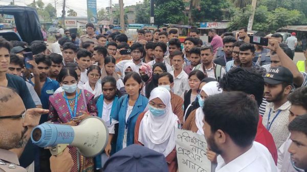 ‘তুমি কে আমি কে ফার্মের মুরগি-ফার্মের মুরগি’- বরিশালে শিক্ষার্থীরা