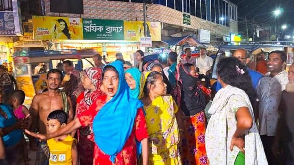 বরিশালে দোকানি ও বিএম কলেজের শিক্ষার্থীদের মধ্য তুলকালাম কান্ড! পাল্টাপাল্টি অভিযোগ