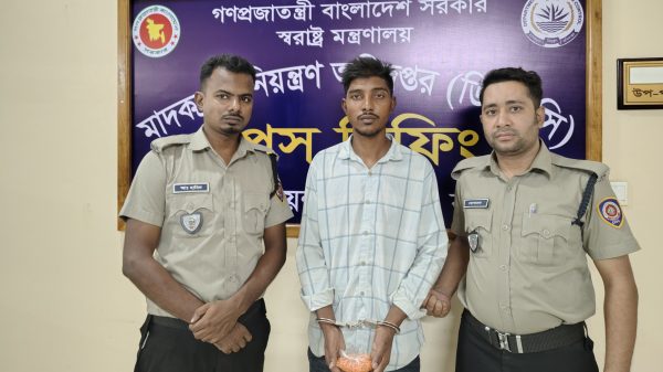 বরিশালে যাত্রীবাহী বাস থেকে ১ হাজার পিস ইয়াবাসহ যুবক আটক