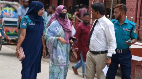 বরিশালে আদালত প্রাঙ্গণে সাবেক স্বামীকে মারধর, স্ত্রীকে ৫ দিনের কারাদণ্ড