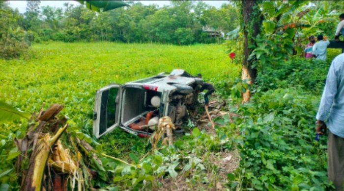 রোগীকে ঝালকাঠি থেকে ঢাকায় নেওয়ার পথে অ্যাম্বুলেন্স খাদে