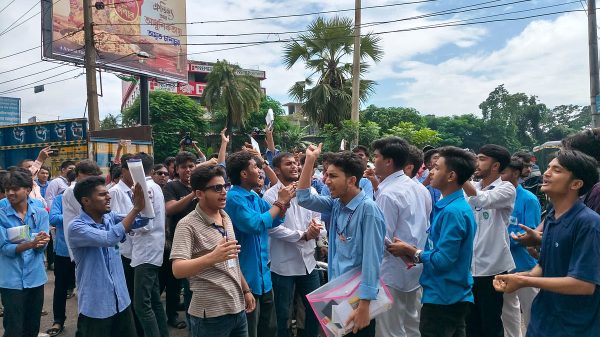 শিক্ষামন্ত্রীর পদত্যাগ দাবিতে বরিশালে দ্বিতীয় দিনের আন্দোলন ওমহাসড়কে অবরোধ