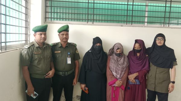 বরিশাল শেবাচিম হাসপাতালে দালালচক্রের তিন নারী আটক