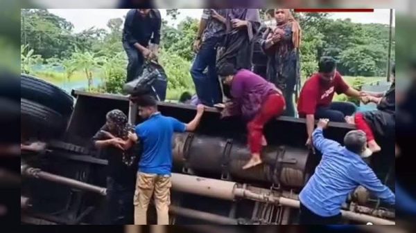 ঝালকাঠি-বরিশাল মহাসড়কে বাস খাদে, নিহত ১; আহত অন্তত ১০