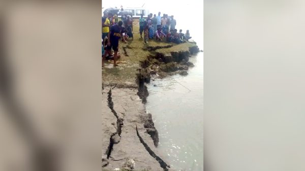 বরিশালে নদীভাঙনে বাবার সামনে তলিয়ে গেল ৫ বছরের শিশু