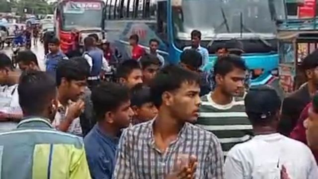 ক্ষতিপূরণ-চিকিৎসার দাবিতে ঢাকা-বরিশাল মহাসড়ক অবরোধ, শত শত যানবাহন আটকা