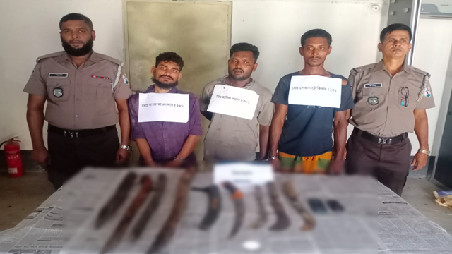 বরিশালে ডাকাতির প্রস্তুতিকালে স্থানীয়দের হাতে ৪ জন আটক