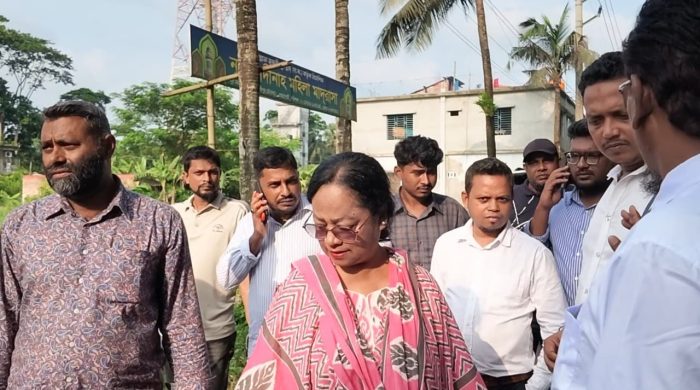 বরিশালে নবনির্মিত সড়কের ভেতর ড্রেজার পাইপ, ভেঙে দিল সিটি করপোরেশন