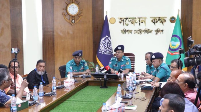 বরিশালে নবাগত পুলিশ কমিশনারের সঙ্গেসাংবাদিকদের মতবিনিময় সভা