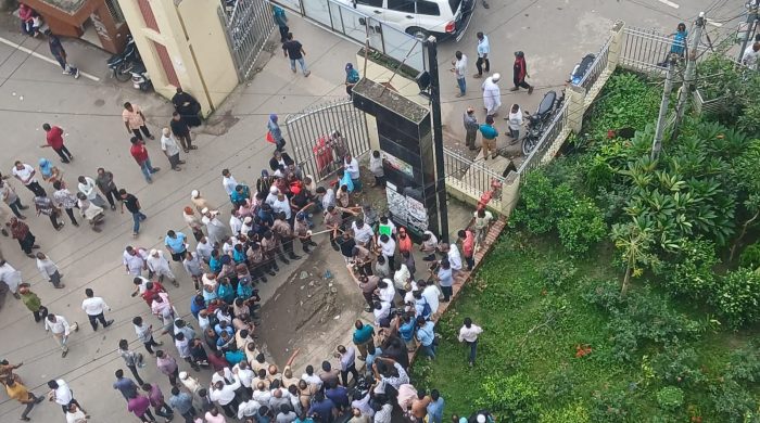 বরিশাল আদালতের প্রধান ফটকের সামনে ককটেল বিস্ফোরণ