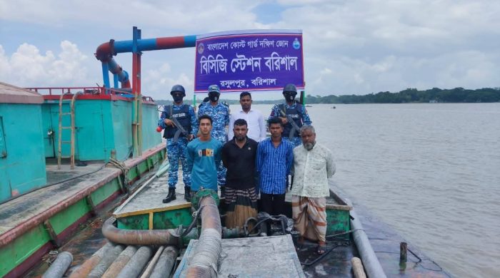 কীর্তনখোলায় কোস্টগার্ডের অভিযান, ড্রেজার-বাল্কহেড জব্দ; দেড় লাখ টাকা জরিমানা